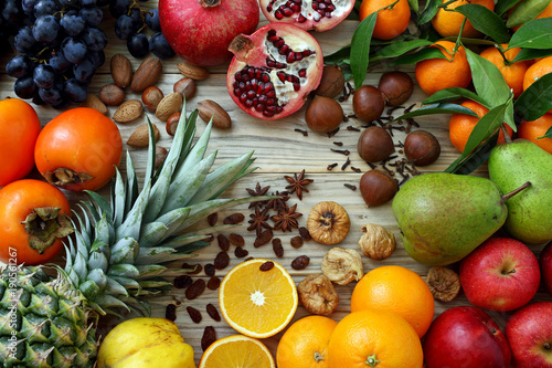 Fototapeta Naklejka Na Ścianę i Meble -  sfondo frutta composizione di frutta mista su tavolo di legno