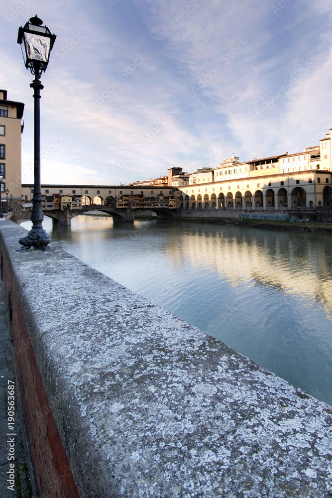 Dalle sponde dell'Arno guardando Ponte Vecchio.