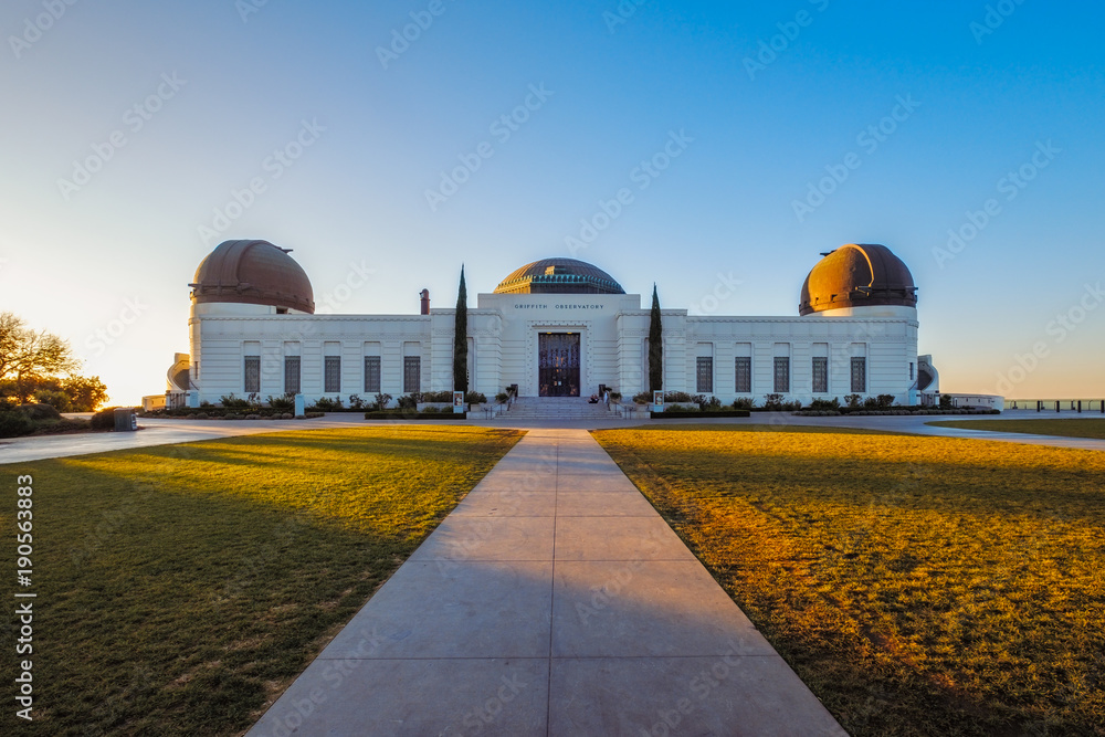 Obraz premium Krajobrazowy widok na obserwatorium Griffith w Los Angeles o wschodzie słońca