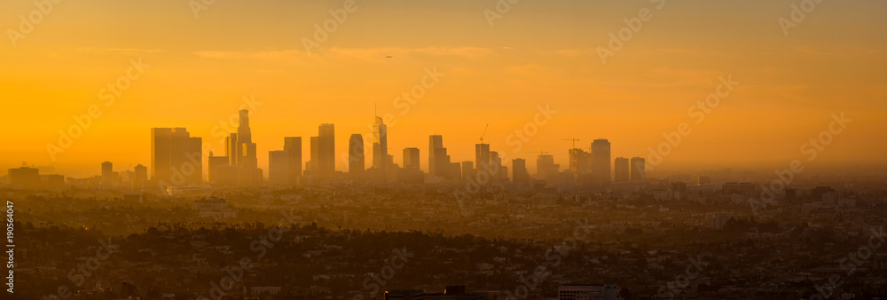 Naklejka premium Panoramiczny widok na panoramę Los Angeles o wschodzie słońca