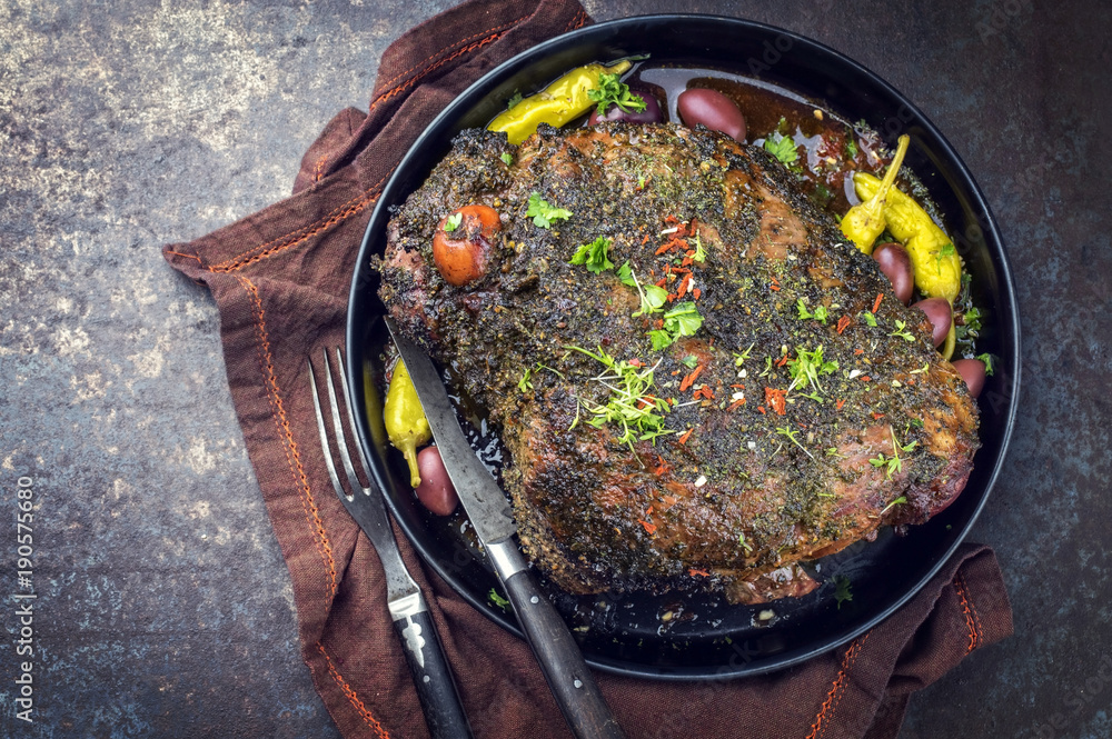 Barbecue marinierter Lammbraten mit Peperoni und Oliven als Draufsicht in  einem Topf Stock Photo | Adobe Stock