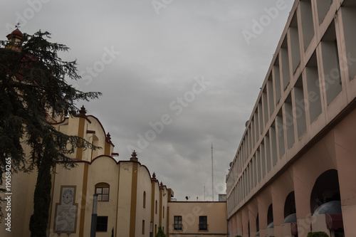 Edificio e iglesia de frente 