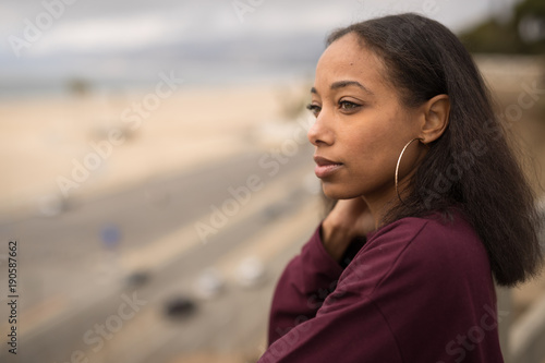 Φωτογραφία Young black woman looking far away thinking