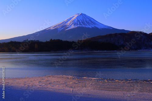 河口湖から凍る湖面の富士山 2018/01/31