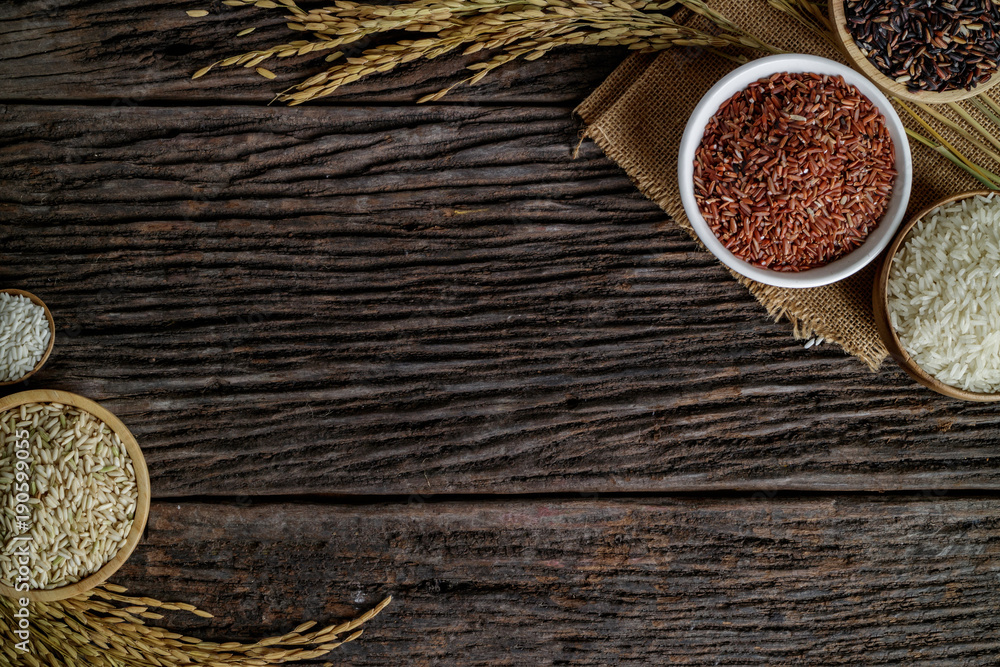 Φωτογραφία Brown rice, Black Jasmine rice and Jasmine rice in bowl on wooden desk