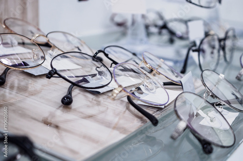 Φωτογραφία Eye glasses on window display shelves in optics store