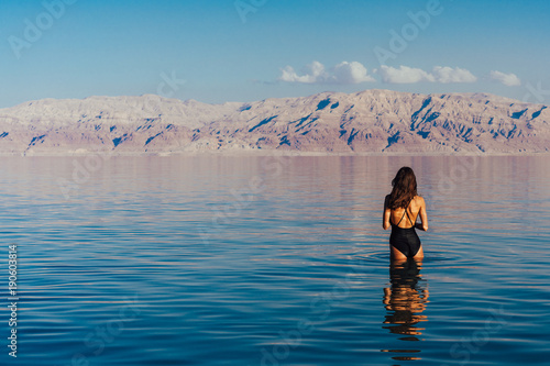 Foto Young woman going to Dead Sea, Israel