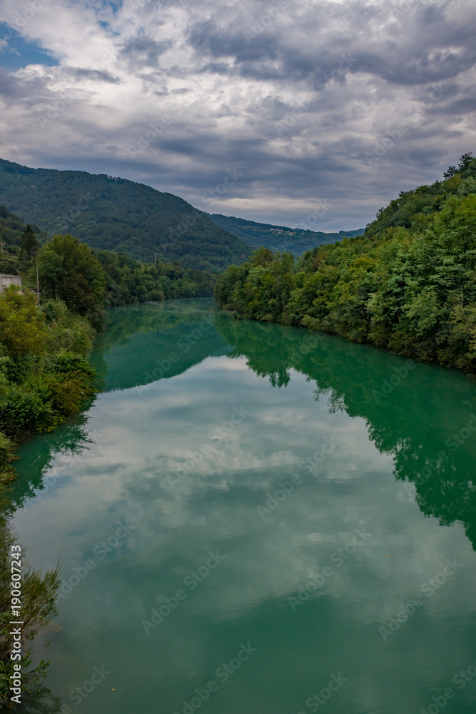 Deskle / Słowenia - 19 sierpnia 2017: Brzeg rzeki Socza latem