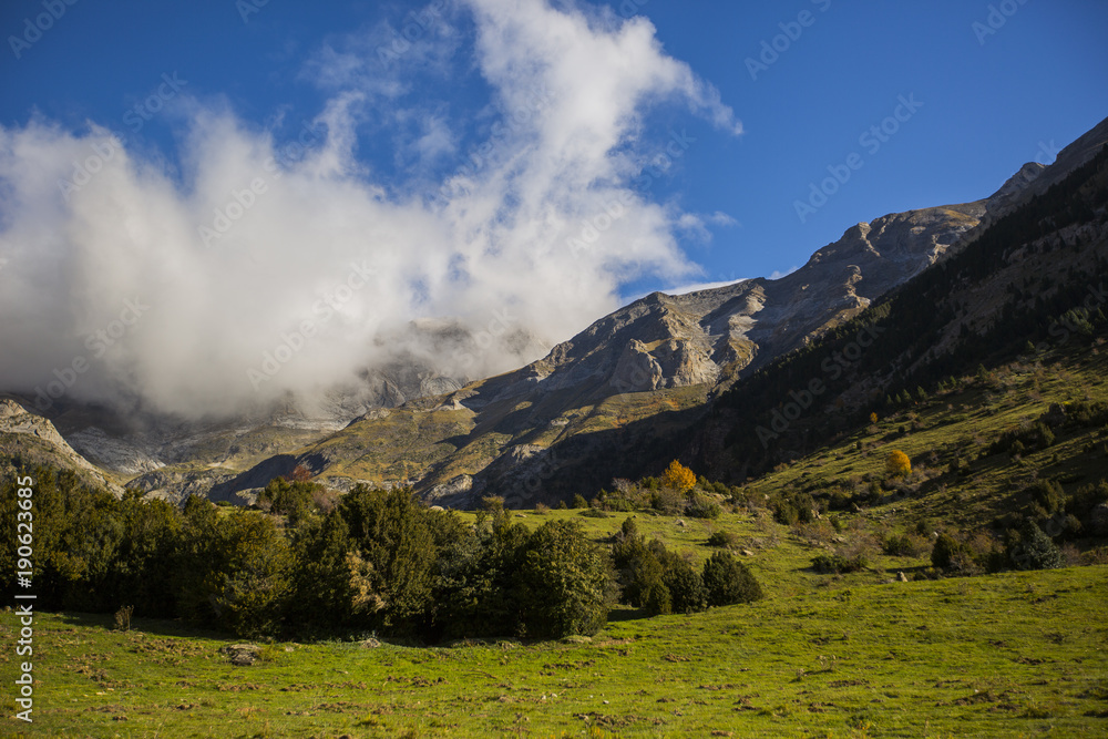 Naklejka premium Otoño en los Pirineos