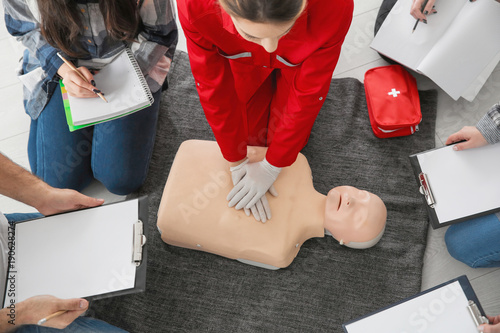 Εκτύπωση καμβά Woman demonstrating CPR on mannequin in first aid class