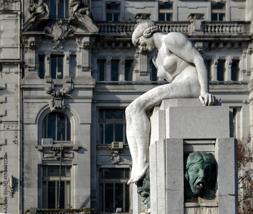 Obraz premium Statue de La Demoiselle Nue sur l'avenue des Alliés, Porto, Portugal