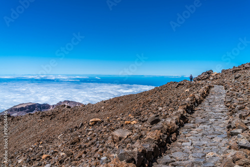 Wanderweg über den Wolken auf Teneriffa am Gipfel des Vulkan Teide