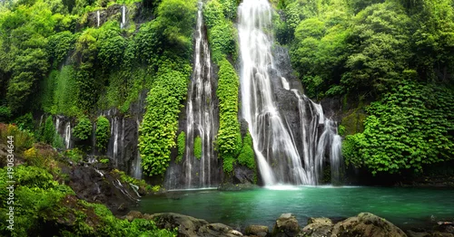 Obraz Kaskada wodospadu w dżungli w tropikalnym lesie deszczowym ze skałą i turkusowym błękitnym stawem. Nazwa Banyumala, ponieważ jest to bliźniaczy wodospad na zboczu góry