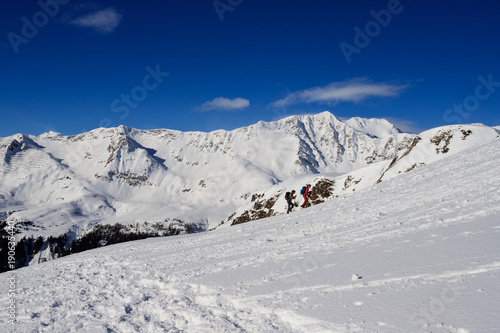 alpinisti in salita con le ciaspole verso il pizzo Foisc, nelle alpi Lepontine (Svizzera)