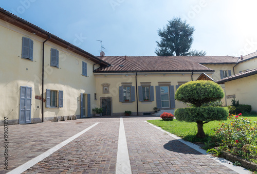 Entrance to quaint Italian villa © Alexandre Rotenberg