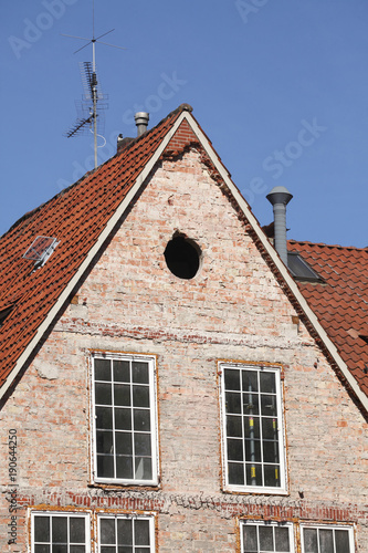 Dachgiebel, Fenster, altes, verfallenes Haus aus Backstein © detailfoto