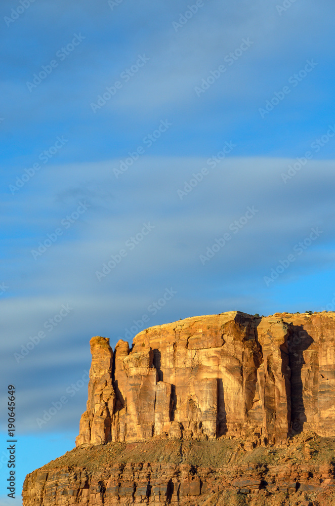 Felsformation im Arches National Park am Morgen vor blauem Himmel