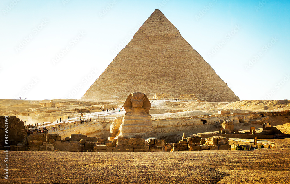 Egyptian sphinx with a ptramid in background - obrazy, fototapety, plakaty 