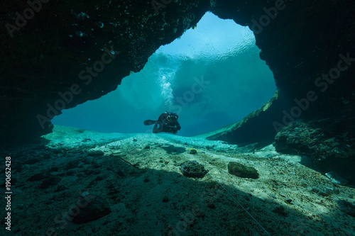 divers underwater caves diving Florida Jackson Blue cave USA