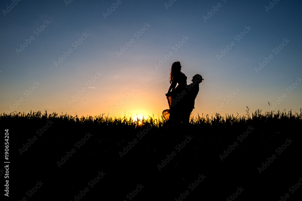 Fototapeta premium Couple dancing in the sunset