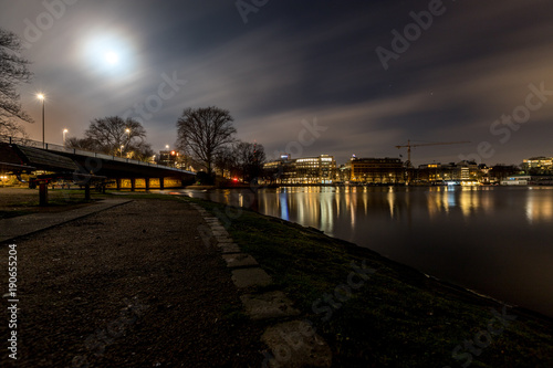Brücke über die Außenalster in Hamburg bei Nacht © parallel_dream