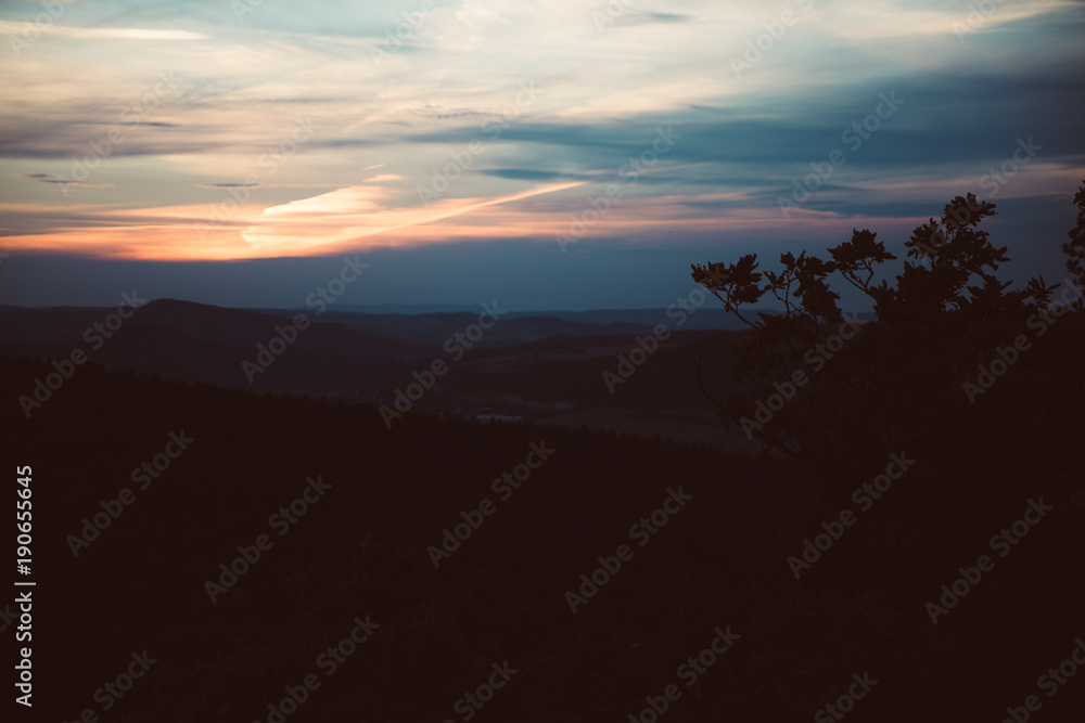 Obraz premium Abendrot über weiter Landschaft