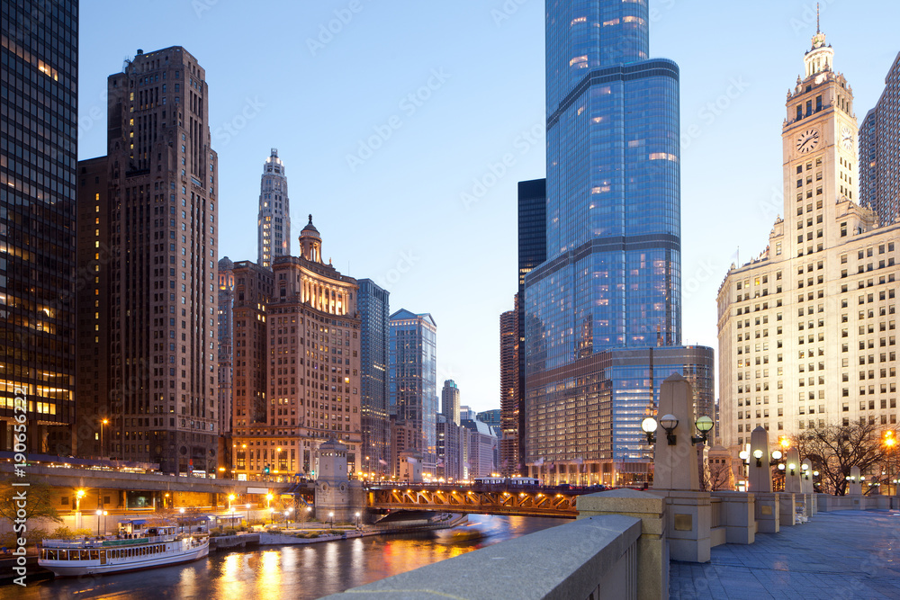 Naklejka premium Pejzaż budynków wokół rzeki Chicago, Chicago, Illinois, USA