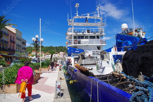 Bateau de peche bleu photo