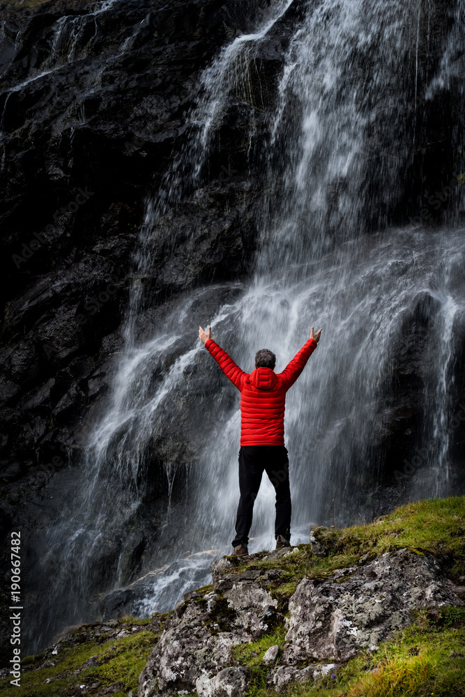 Fototapeta premium cascade randonnée marché marcheur trek eau montagne liberté sport grimper grands espaces