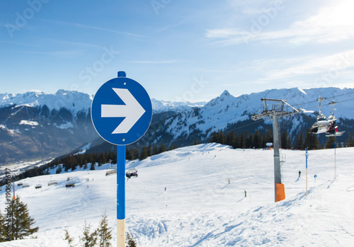 Blaue Piste Hinweis mit Ski Lift