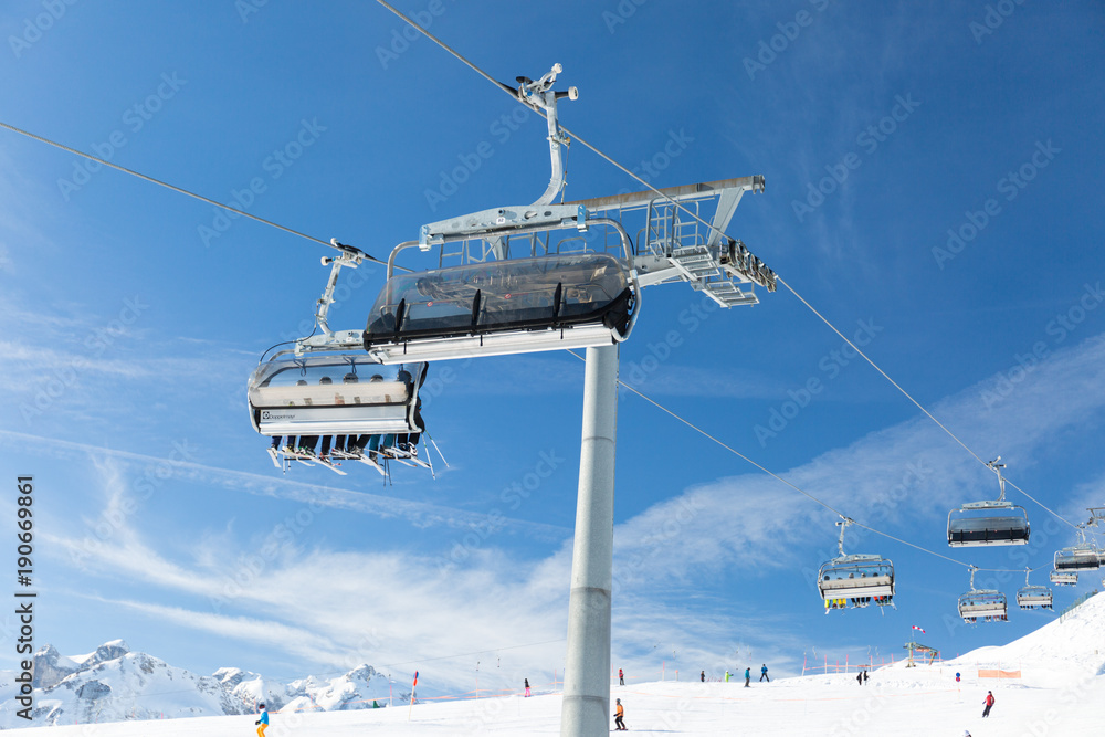 Ski Fahrer im Sessellift / Sesselbahn Ski Fahrer im Sessellift / Sesselbahn