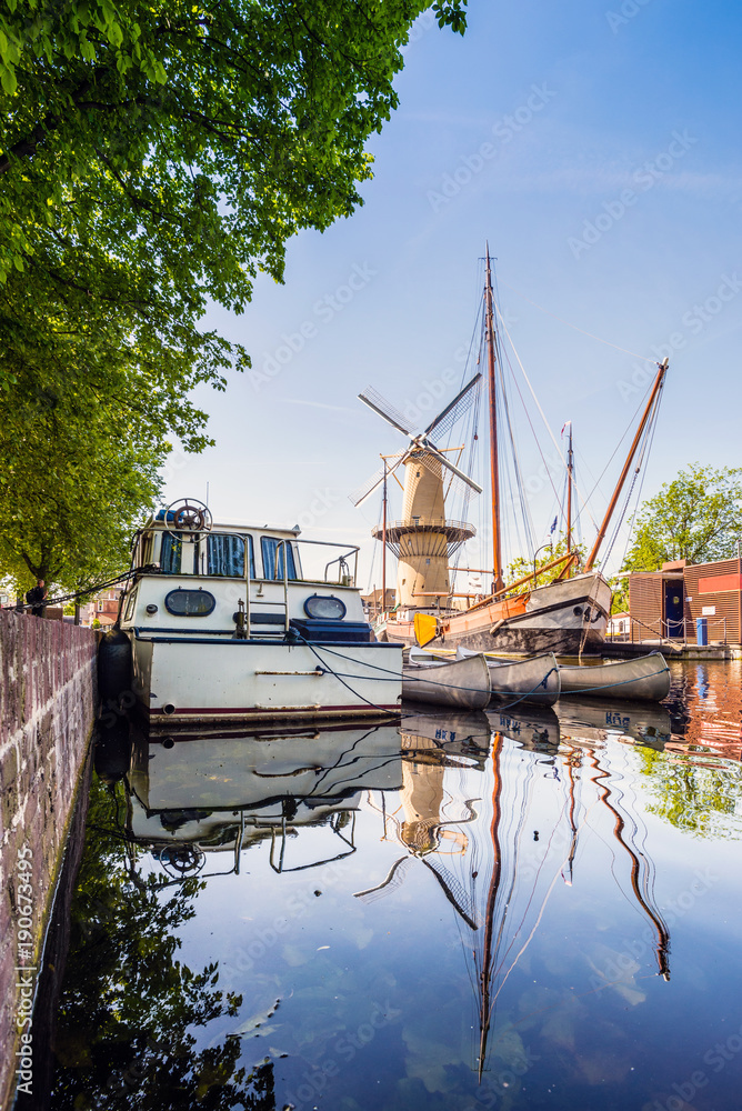 altes Segelschiff und Windmühle in Schiedam, Rotterdam, Holland