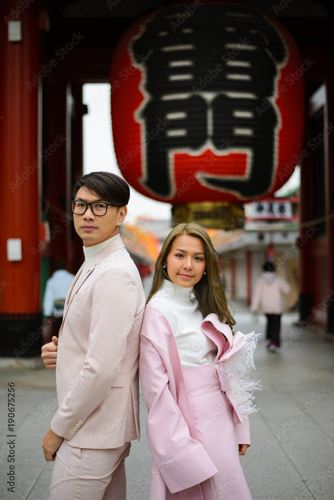 Fototapeta premium Japanese couple at front gate of Senso-ji temple
