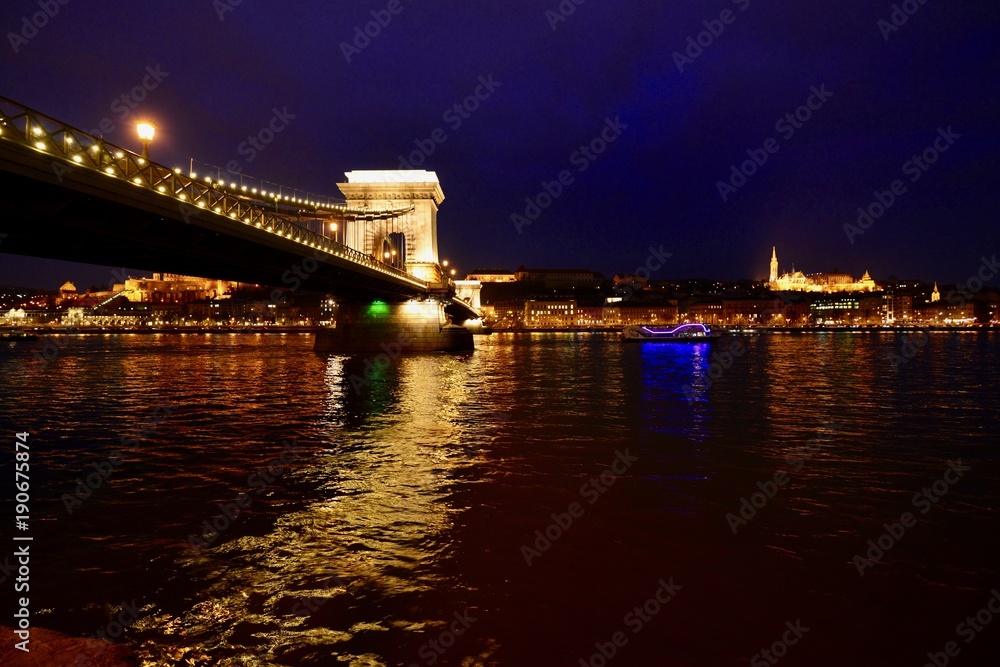 Naklejka premium ブタペストの鎖橋の夜景