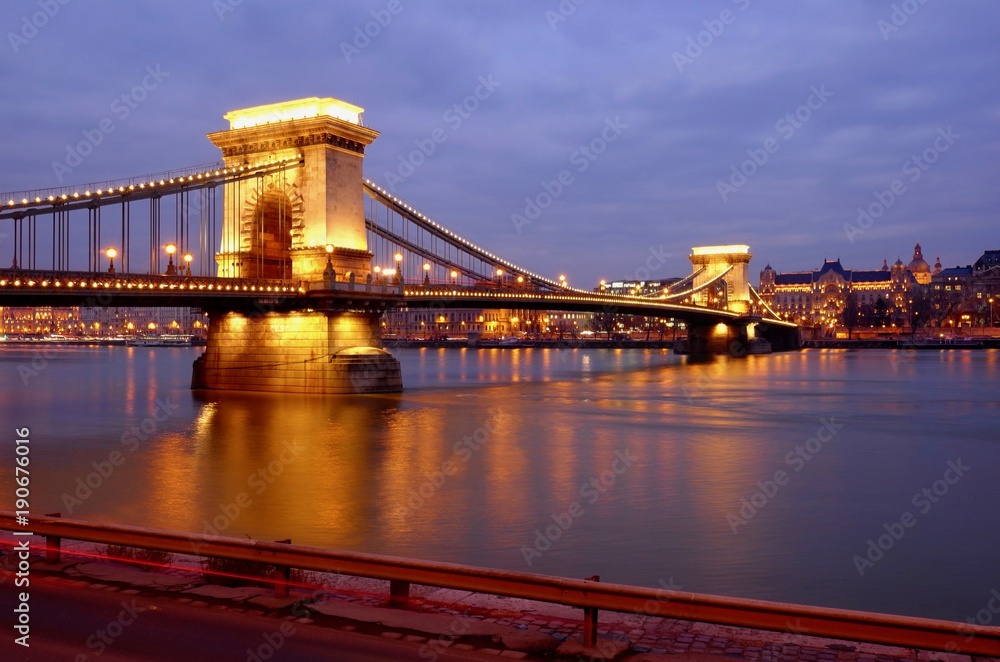 ブタペストの鎖橋の夜景