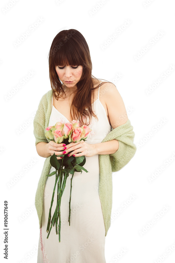 Hübsche brünette Frau hält Rosenstrauß Hübsche brünette Frau hält Rosenstrauß