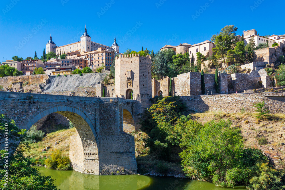 Toledo ist eine alte Stadt auf einem Hügel über dem Flachland von Castilla-La Mancha in der Mitte Spaniens.