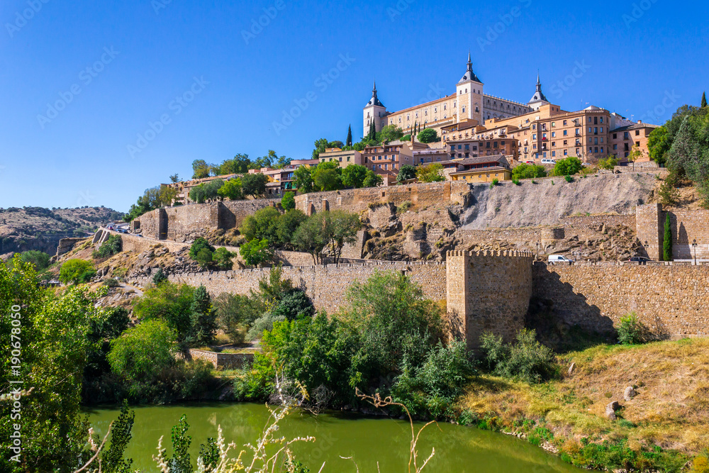 Toledo ist eine alte Stadt auf einem Hügel über dem Flachland von Castilla-La Mancha in der Mitte Spaniens.