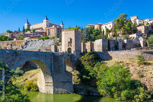 Obraz na płótnie Toledo ist eine alte Stadt auf einem Hügel über dem Flachland von Castilla-La Mancha in der Mitte Spaniens. w salonie