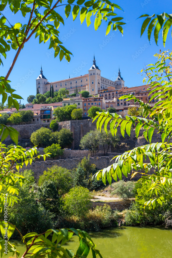 Toledo ist eine alte Stadt auf einem Hügel über dem Flachland von Castilla-La Mancha in der Mitte Spaniens. - obrazy, fototapety, plakaty 