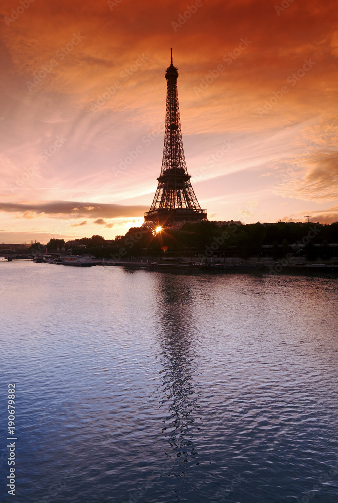 aurore et silhouette de la tour Eiffel dans la Seine