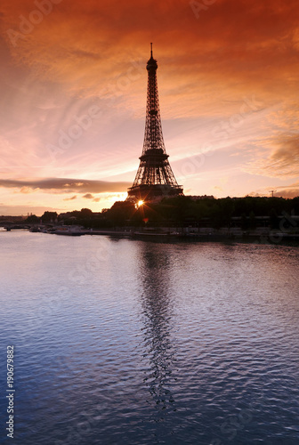 aurore et silhouette de la tour Eiffel dans la Seine