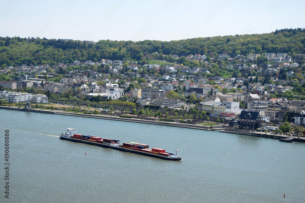 Obraz premium Lastkahn auf dem Rhein bei Bingen