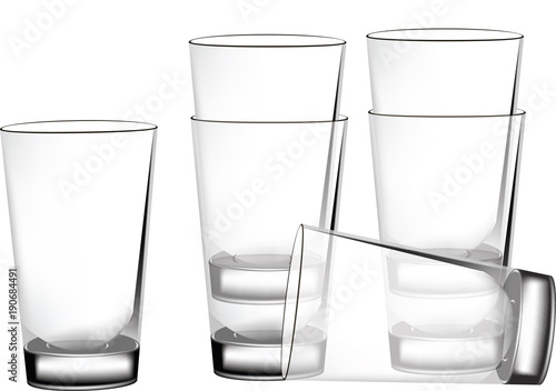 bicchieri trasparenti vuoti e puliti in fila photo