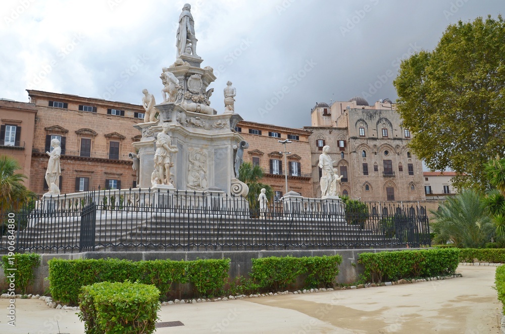 Obraz premium Royal Palace of Palermo and fountain