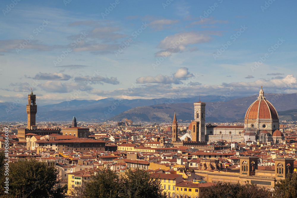 Veduta di Firenze, Basilica di Santa Maria del fiore, campanile di Giotto, Palazzo Vecchio,  con le montagne e le nubi in lontananza
