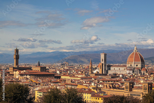 Veduta di Firenze, Basilica di Santa Maria del fiore, campanile di Giotto, Palazzo Vecchio, con le montagne e le nubi in lontananza