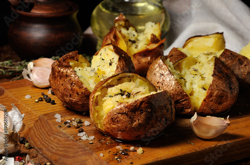 Fotografie baked potato with spices and herbs