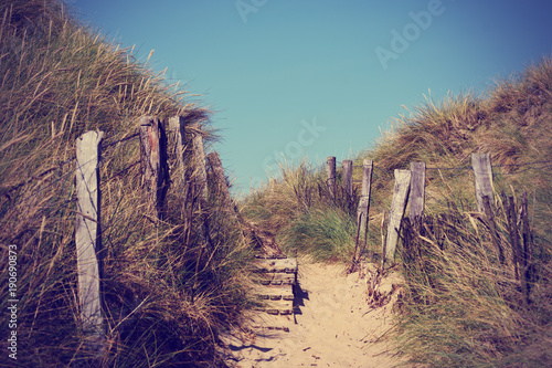 Aufgang zum Meer durch die Dünen am Ellenbogen auf Sylt Vintage Look