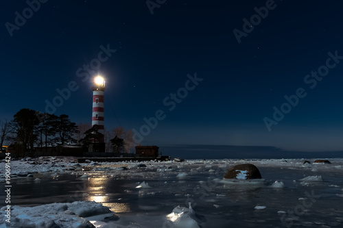 маяк на заливе зима